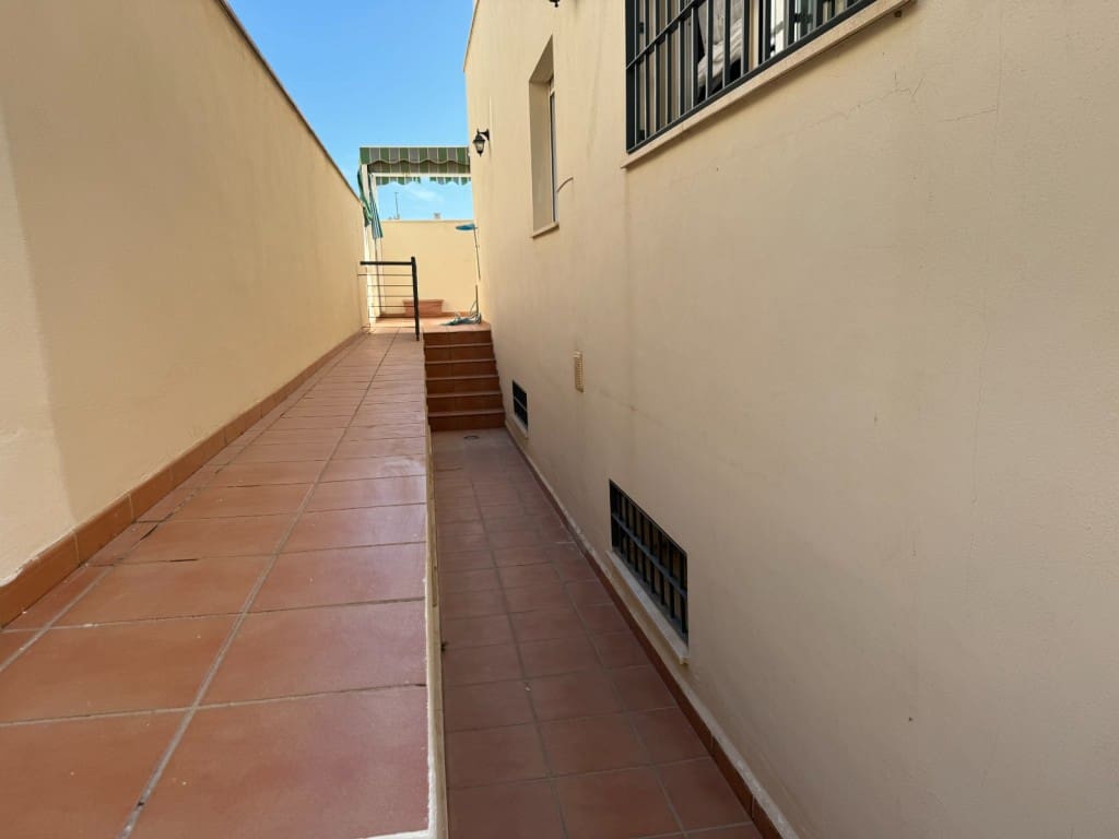 4 soverom Kjedet enebolig til salgs i Benajarafe med svømmebasseng - € 499 000 (Ref: 9317304)