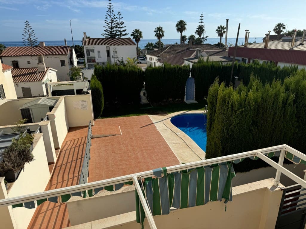 4 soverom Kjedet enebolig til salgs i Benajarafe med svømmebasseng - € 499 000 (Ref: 9317304)