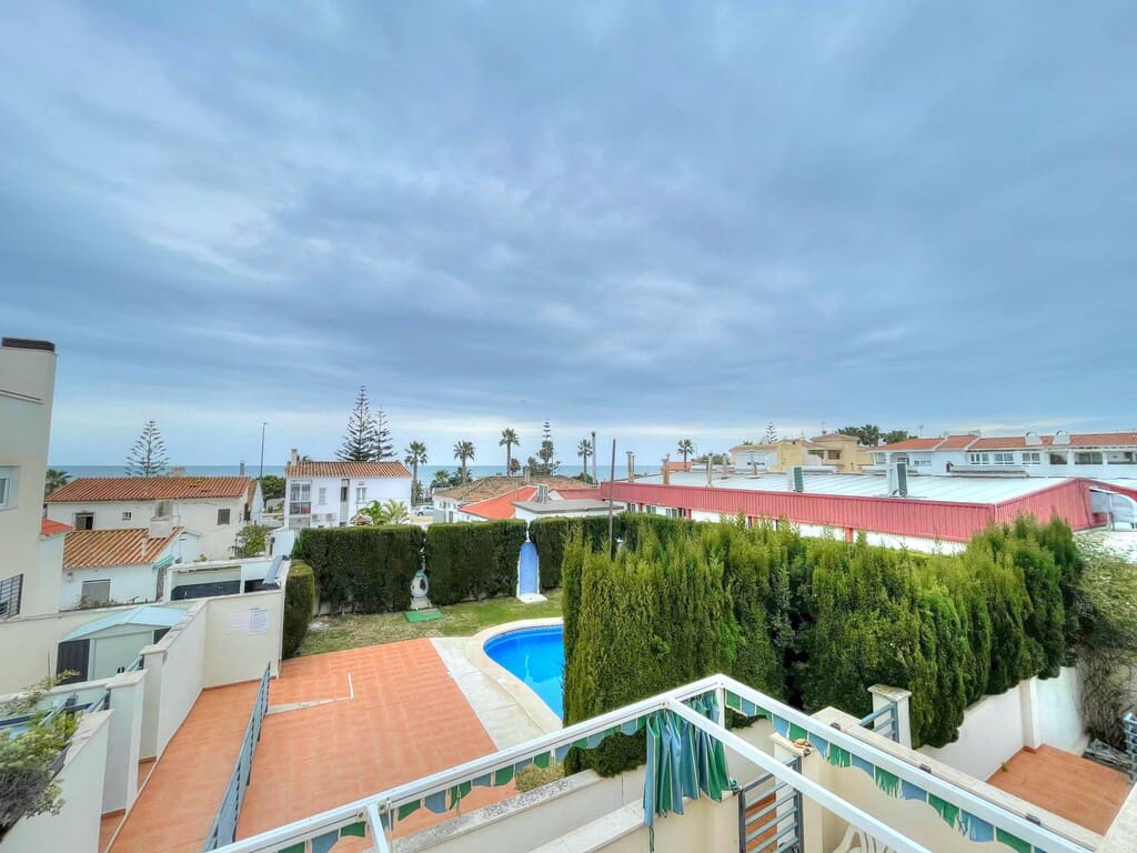 Pareado de 4 habitaciones en Benajarafe en venta con piscina - 464.900 € (Ref: 9317304)