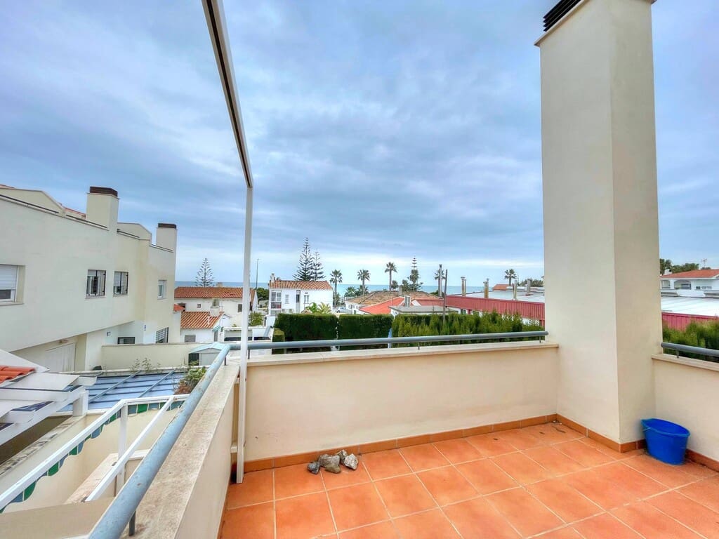 Pareado de 4 habitaciones en Benajarafe en venta con piscina - 464.900 € (Ref: 9317304)