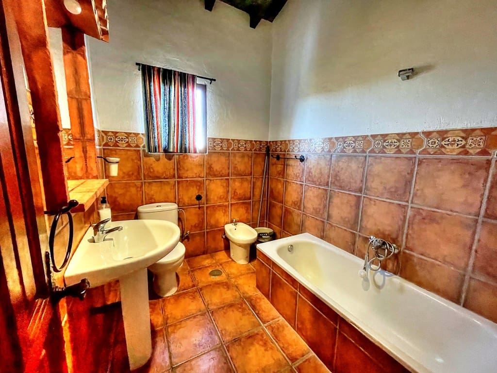 6 bedroom Finca/Country House for sale in Almachar with pool garage - € 485,000 (Ref: 9421813)