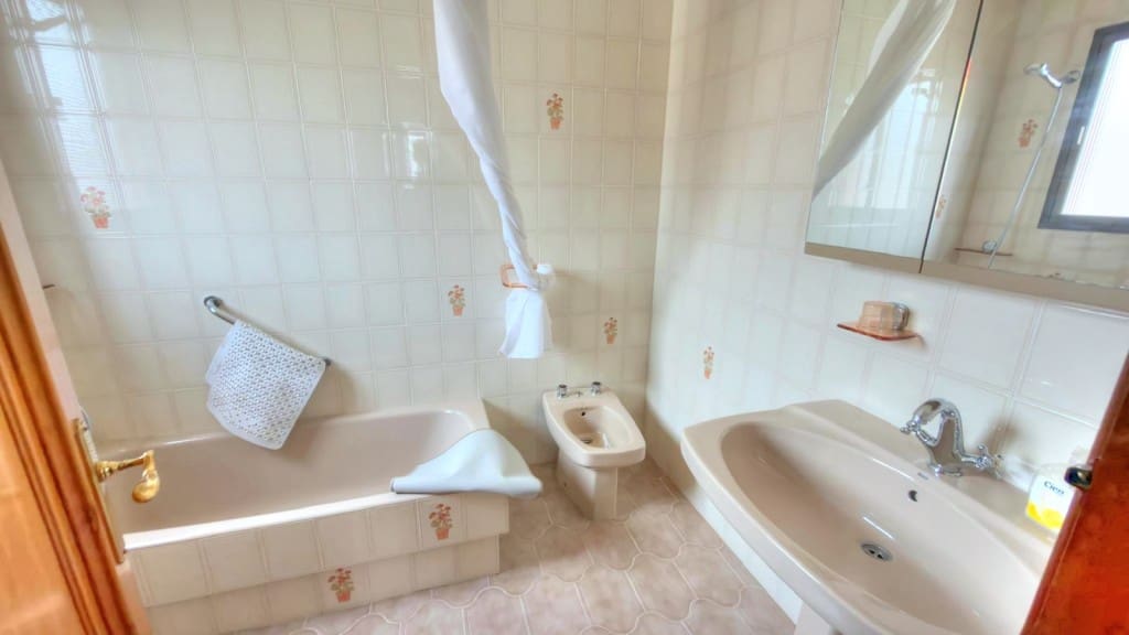 Chalet de 2 habitaciones en Benajarafe en alquiler con piscina garaje - 2.000 € (Ref: 9598610)