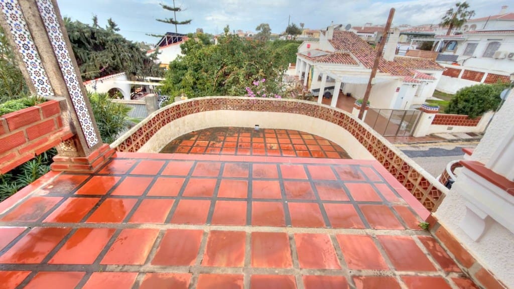 Chalet de 2 habitaciones en Benajarafe en alquiler con piscina garaje - 2.000 € (Ref: 9598610)