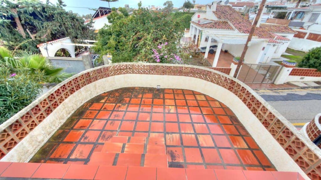 Chalet de 2 habitaciones en Benajarafe en alquiler con piscina garaje - 2.000 € (Ref: 9598610)