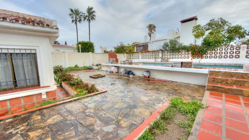 Chalet de 2 habitaciones en Benajarafe en alquiler con piscina garaje - 2.000 € (Ref: 9598610)