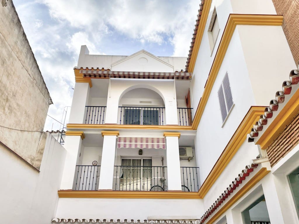 3 bedroom Flat for sale in Velez-Malaga - € 235,000 (Ref: 9604545)