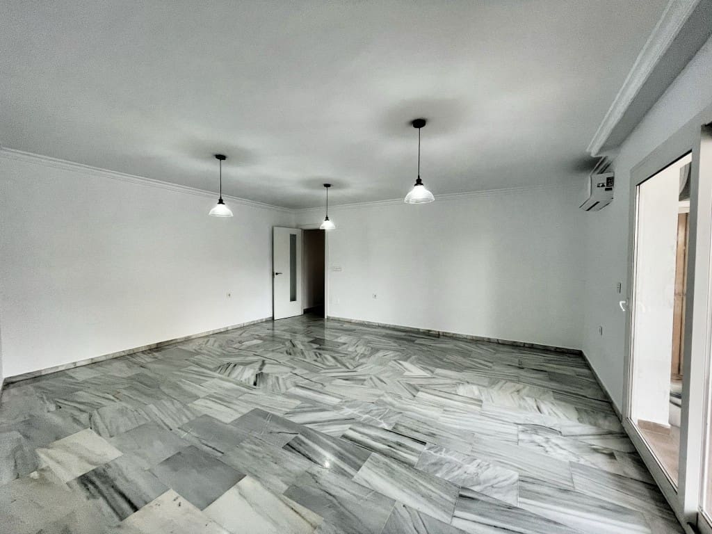 3 bedroom Flat for sale in Velez-Malaga - € 235,000 (Ref: 9604545)