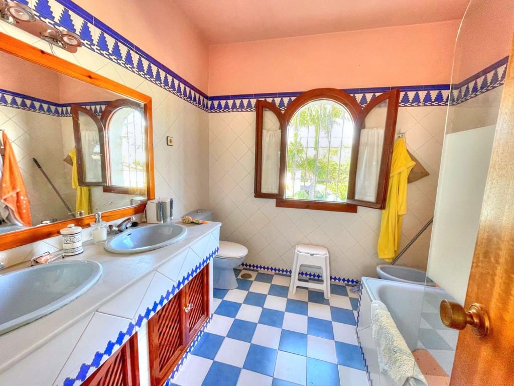 3 slaapkamer Villa te koop in Chilches met zwembad garage - € 675.000 (Ref: 9665781)