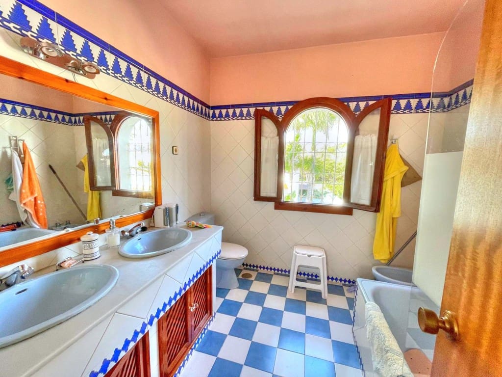 3 slaapkamer Villa te koop in Chilches met zwembad garage - € 675.000 (Ref: 9665781)