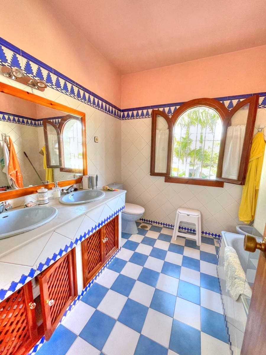 3 slaapkamer Villa te koop in Chilches met zwembad garage - € 675.000 (Ref: 9665781)