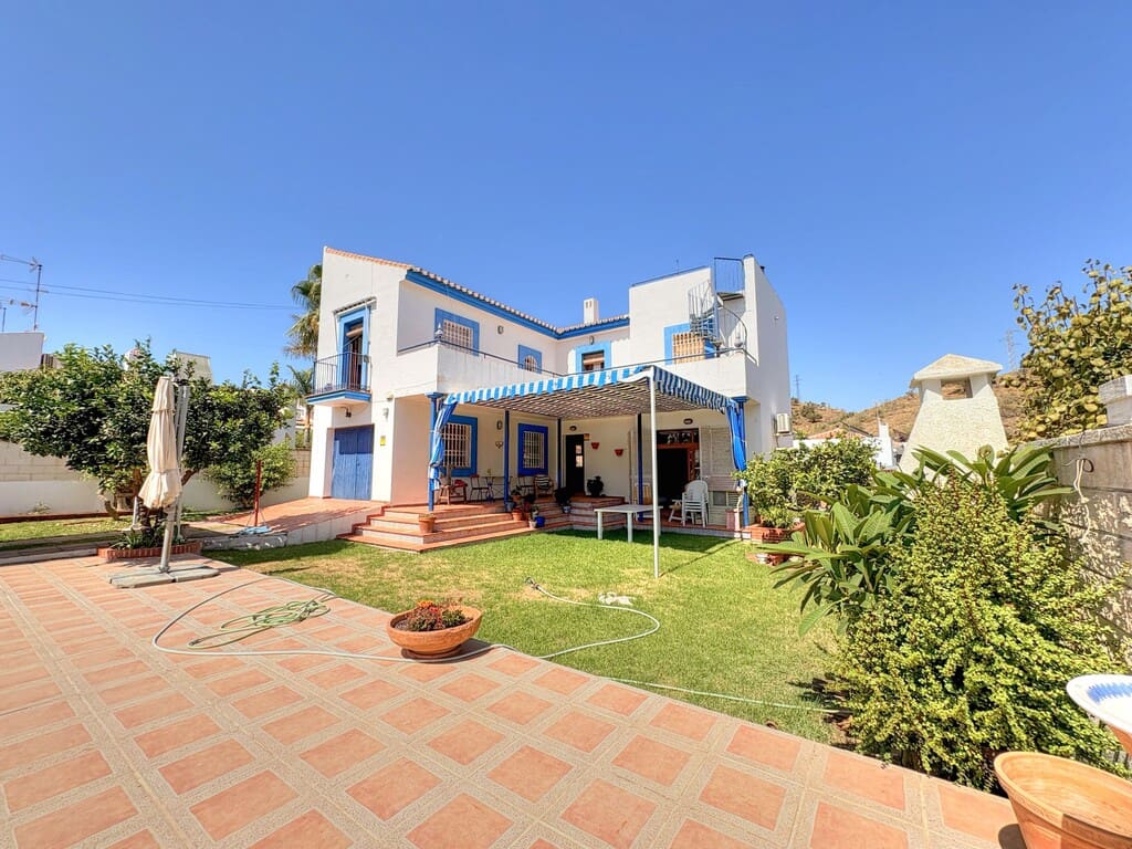 4 bedroom Villa for sale in Chilches with pool garage - € 675,000 (Ref: 9665781)