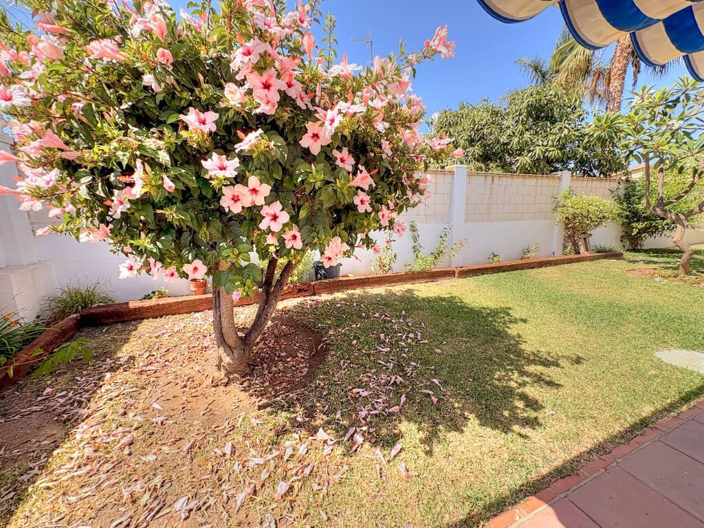 4 bedroom Villa for sale in Chilches with pool garage - € 675,000 (Ref: 9665781)