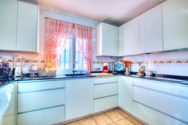 4 sypialnia Finka/Dom wiejski na sprzedaż w Alcaucín z basenem - 375 000 € (Ref: 9770337)