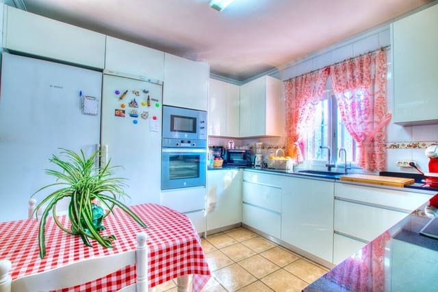 4 sypialnia Finka/Dom wiejski na sprzedaż w Alcaucín z basenem - 375 000 € (Ref: 9770337)