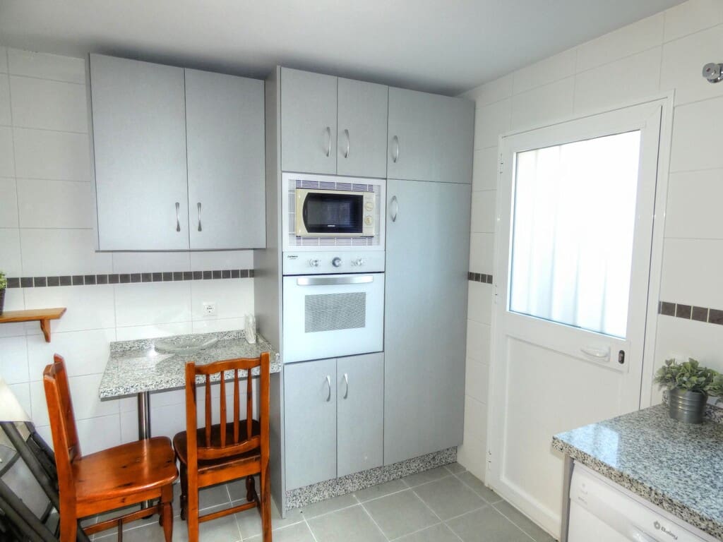 3 quarto Casa em Banda para arrendar em Valle Niza com piscina garagem - 1 200 € (Ref: 9830845)