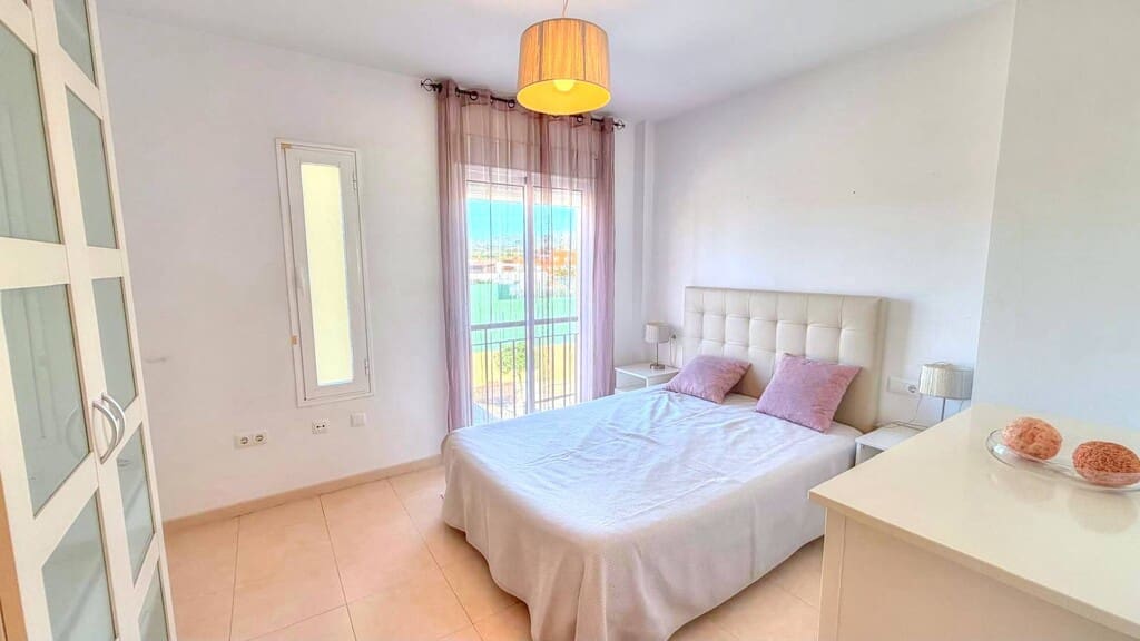 3 quarto Casa em Banda para arrendar em Valle Niza com piscina garagem - 1 200 € (Ref: 9830845)