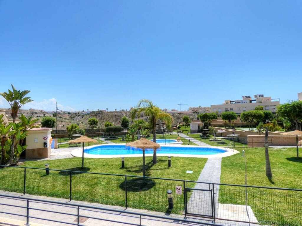 3 quarto Casa em Banda para arrendar em Valle Niza com piscina garagem - 1 200 € (Ref: 9830845)