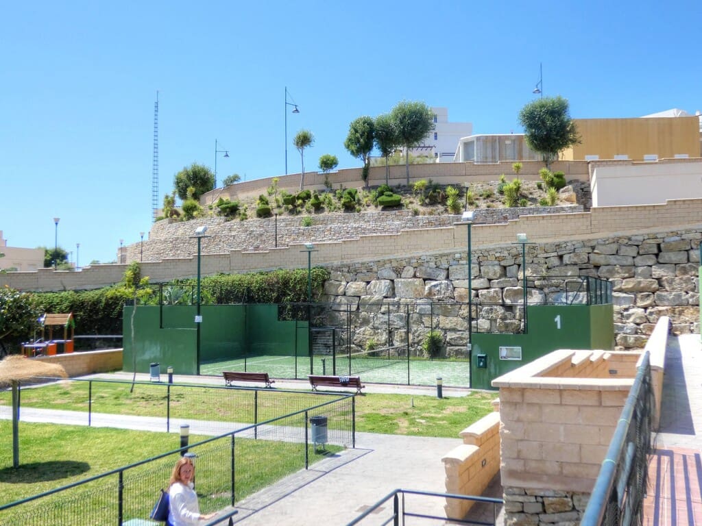 3 quarto Casa em Banda para arrendar em Valle Niza com piscina garagem - 1 200 € (Ref: 9830845)