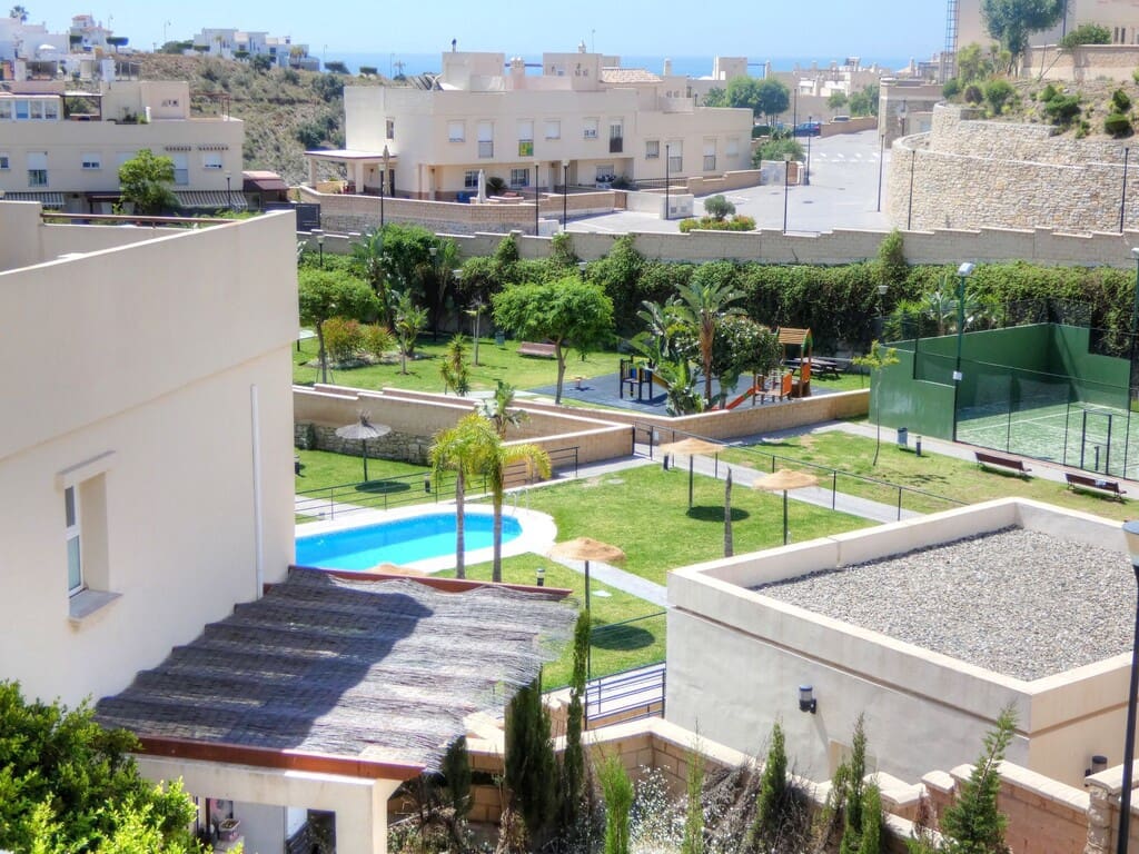 3 quarto Casa em Banda para arrendar em Valle Niza com piscina garagem - 1 200 € (Ref: 9830845)