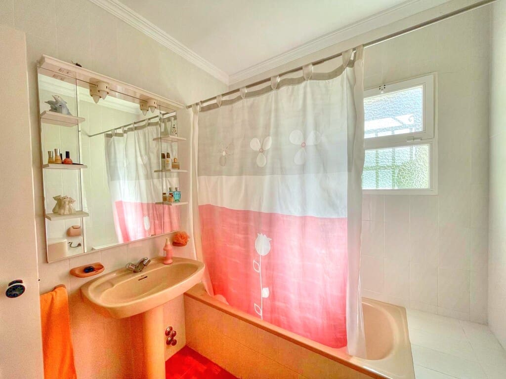 Casa de 2 habitaciones en Benajarafe en venta con piscina - 360.000 € (Ref: 9864722)