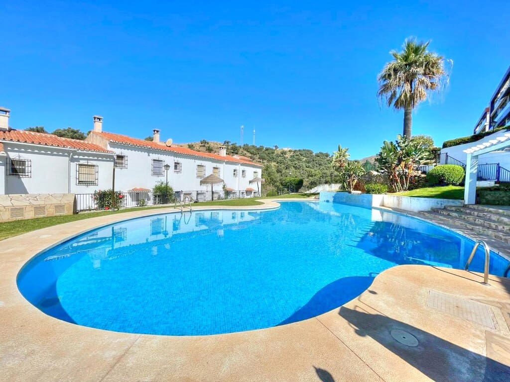 Casa de 2 habitaciones en Benajarafe en venta con piscina - 360.000 € (Ref: 9864722)