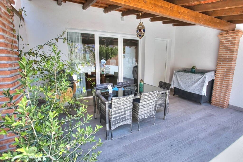 3 soveværelse Byhus til salg i Torre de Benagalbon med swimmingpool garage - € 480.000 (Ref: 9937577)