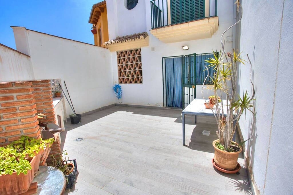 3 soveværelse Byhus til salg i Torre de Benagalbon med swimmingpool garage - € 480.000 (Ref: 9937577)