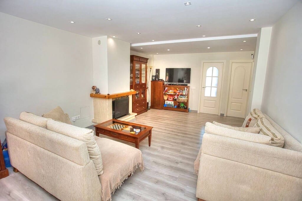 3 soveværelse Byhus til salg i Torre de Benagalbon med swimmingpool garage - € 480.000 (Ref: 9937577)