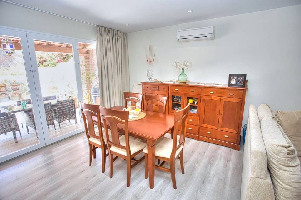 3 soveværelse Byhus til salg i Torre de Benagalbon med swimmingpool garage - € 480.000 (Ref: 9937577)