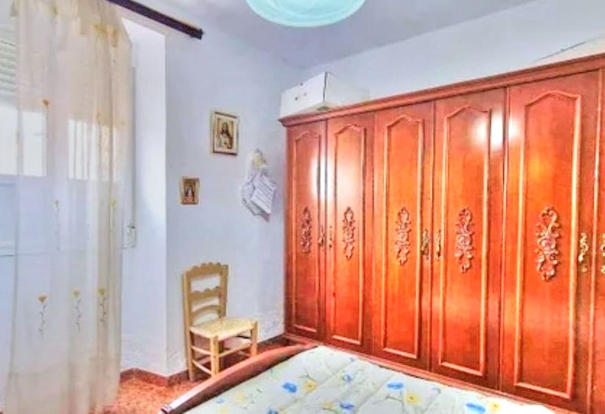6 bedroom Townhouse for sale in Colmenar with garage - € 170,000 (Ref: 9969281)