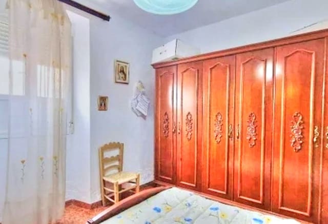 6 slaapkamer Huis te koop in Colmenar met garage - € 170.000 (Ref: 9969281)