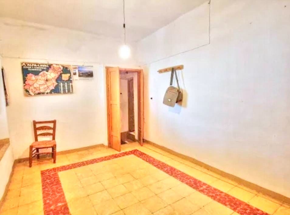6 bedroom Townhouse for sale in Colmenar with garage - € 170,000 (Ref: 9969281)