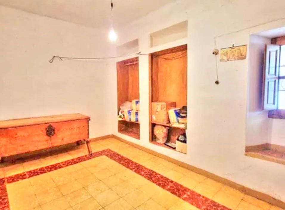 6 bedroom Townhouse for sale in Colmenar with garage - € 170,000 (Ref: 9969281)