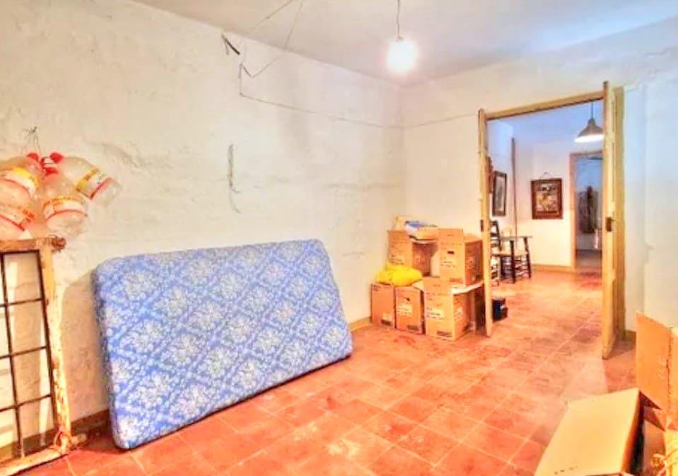 6 bedroom Townhouse for sale in Colmenar with garage - € 170,000 (Ref: 9969281)
