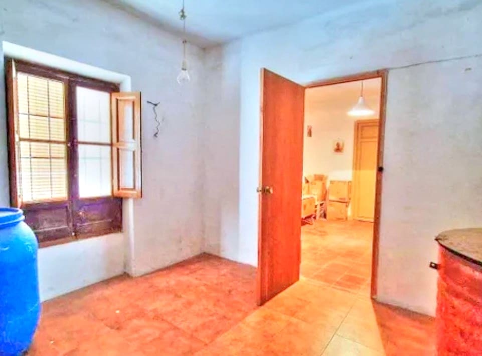 6 bedroom Townhouse for sale in Colmenar with garage - € 170,000 (Ref: 9969281)
