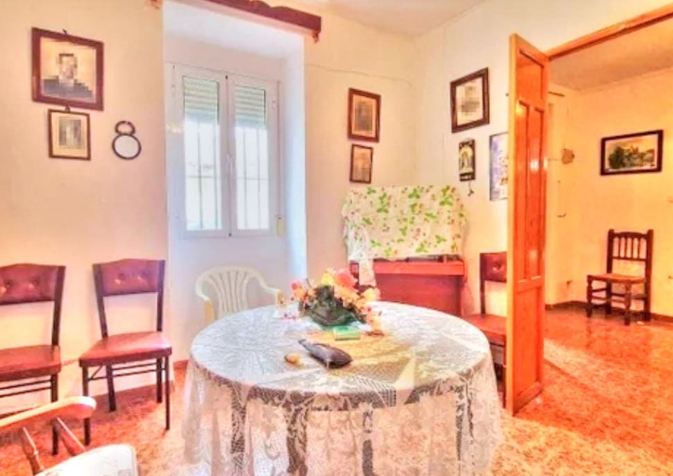 6 bedroom Townhouse for sale in Colmenar with garage - € 170,000 (Ref: 9969281)