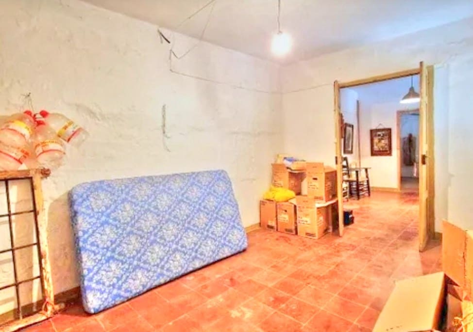 6 bedroom Townhouse for sale in Colmenar with garage - € 170,000 (Ref: 9969281)
