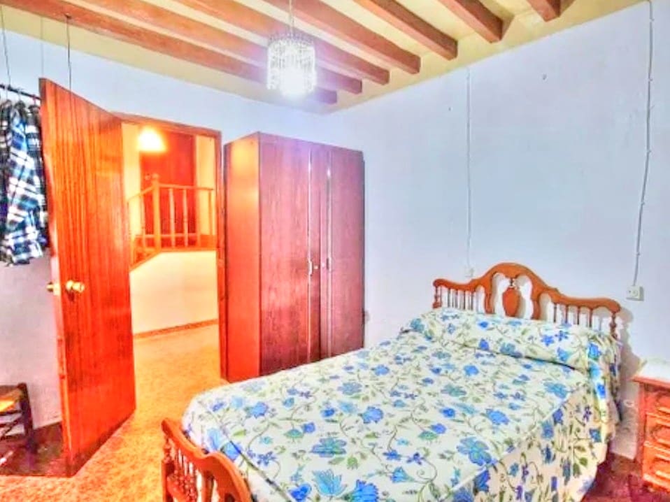 6 bedroom Townhouse for sale in Colmenar with garage - € 170,000 (Ref: 9969281)