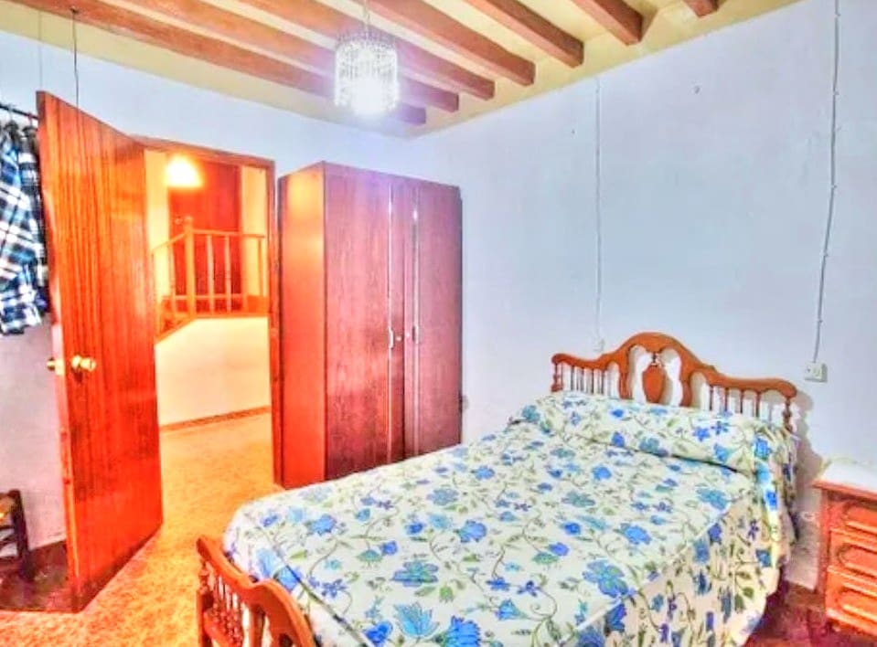 6 bedroom Townhouse for sale in Colmenar with garage - € 170,000 (Ref: 9969281)