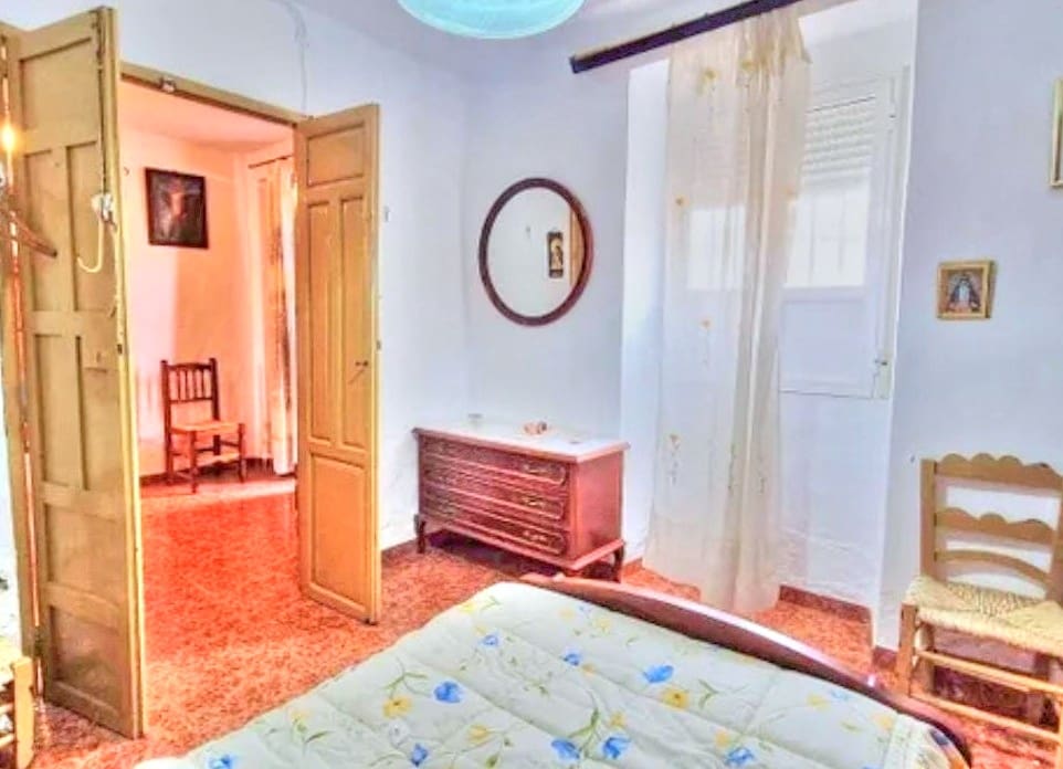 6 bedroom Townhouse for sale in Colmenar with garage - € 170,000 (Ref: 9969281)