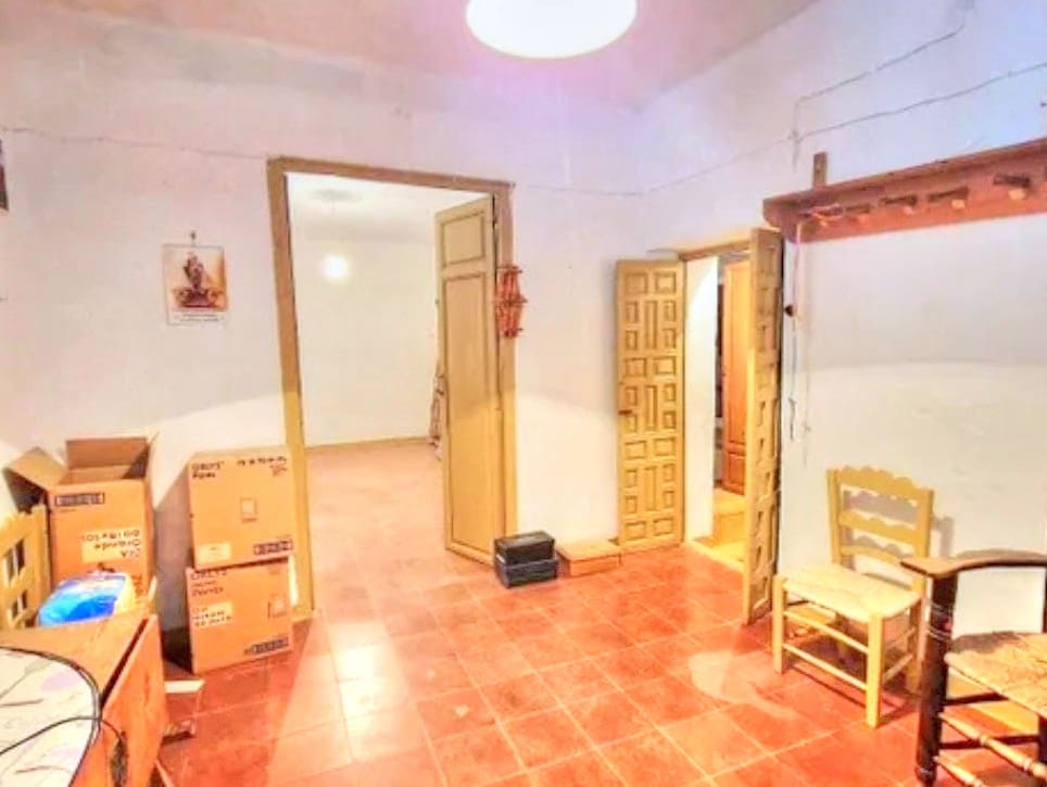6 bedroom Townhouse for sale in Colmenar with garage - € 170,000 (Ref: 9969281)