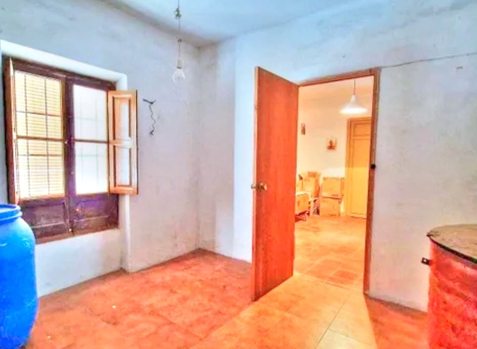 6 bedroom Townhouse for sale in Colmenar with garage - € 170,000 (Ref: 9969281)