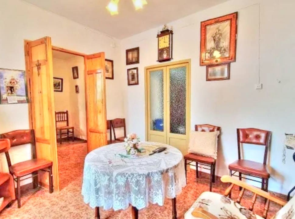 6 bedroom Townhouse for sale in Colmenar with garage - € 170,000 (Ref: 9969281)