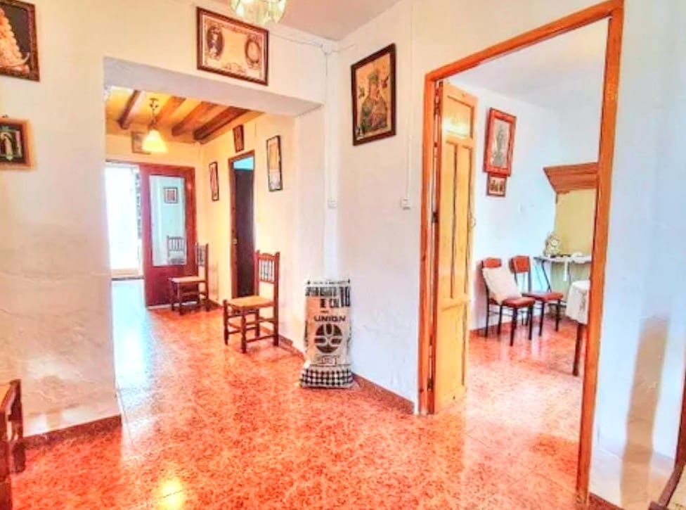 6 bedroom Townhouse for sale in Colmenar with garage - € 170,000 (Ref: 9969281)