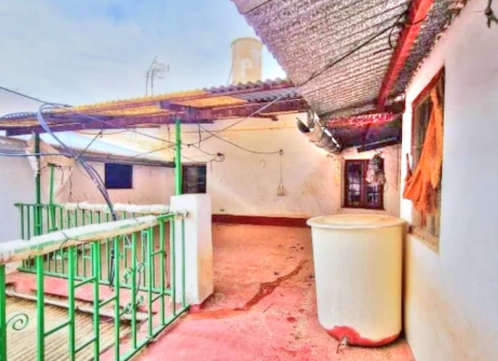 6 bedroom Townhouse for sale in Colmenar with garage - € 170,000 (Ref: 9969281)