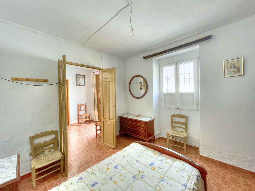 6 bedroom Townhouse for sale in Colmenar with garage - € 178,500 (Ref: 9969281)