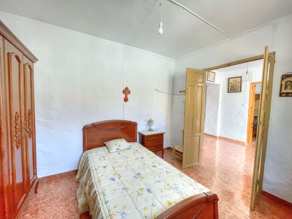 6 bedroom Townhouse for sale in Colmenar with garage - € 178,500 (Ref: 9969281)