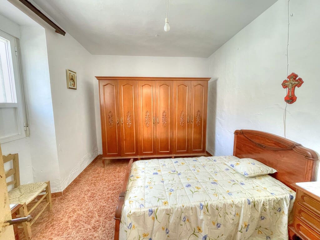 6 bedroom Townhouse for sale in Colmenar with garage - € 178,500 (Ref: 9969281)