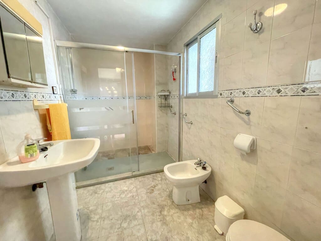 6 bedroom Townhouse for sale in Colmenar with garage - € 178,500 (Ref: 9969281)