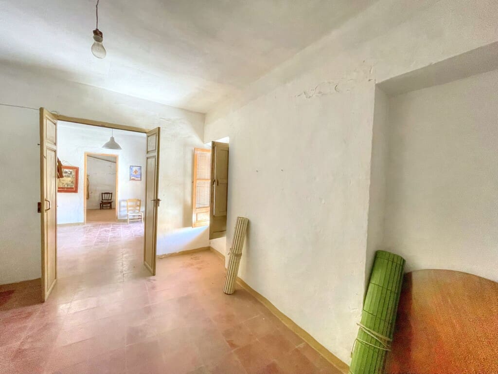 6 bedroom Townhouse for sale in Colmenar with garage - € 178,500 (Ref: 9969281)